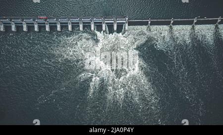 Un noir et blanc avec une petite quantité de couleur à travers. Vue sur le barrage ouvert sur la rivière Fox au printemps Banque D'Images