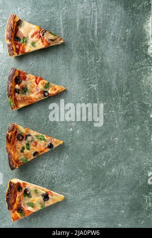 Plusieurs tranches de pizza sur fond vert avec espace de copie Banque D'Images