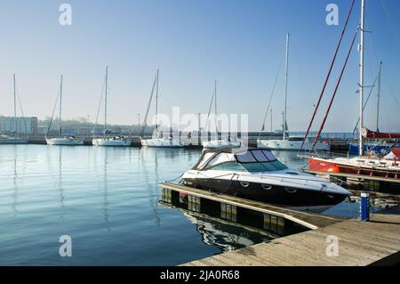 Mai, 02, 2022 , Voiliers amarrés dans le port de Hel. Marina avant la saison. Hel, péninsule de Hel, Mer Baltique, Pomerania, Pologne Banque D'Images