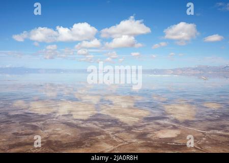 Le paysage du sel de 'salinas grandes' s'aplati à 3450 mt d'altitude, pendant la saison des pluies, province de Jujuy, Argentine. Banque D'Images