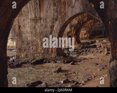 Alanya, turquie, promenade d'hiver au bord de la mer méditerranée. Chantiers navals et arsenal à Alanya Banque D'Images