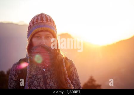 Souriant jeune femme belle et active dans le trekking dans les montagnes. Le concept de la récréation active et le tourisme dans les montagnes. Trekking dans Banque D'Images