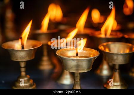 une bougie de prière et une flamme sur fond sombre. le concept de tragédie et de deuil. atmosphère spirituelle Banque D'Images