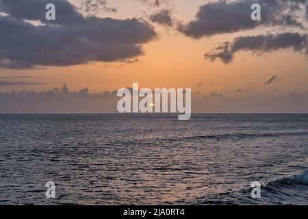 Un beau coucher de soleil sur l'océan Atlantique au large de la côte de l'île de Madère, Portugal, vu de Calheta Banque D'Images