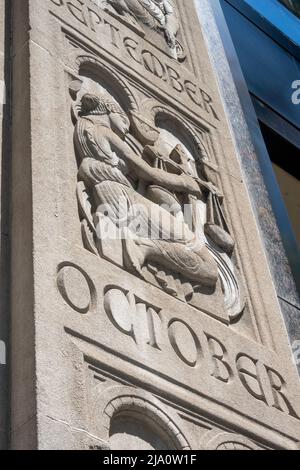 L'entrée de la Salmon Tower au 11 West 42nd Street est en calcaire avec 12 panneaux indiquant le Zodiac, Midtown Manhattan, New York City, USA 2022 Banque D'Images