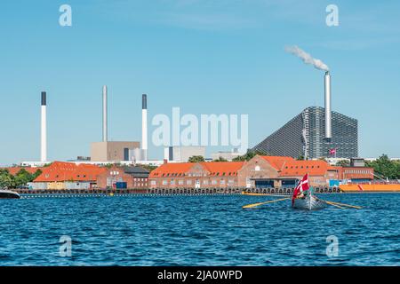 Amager Bakke, Slope ou Copenhill, usine d'incinération, centrale de récupération de chaleur et d'électricité et installation de loisirs à Copenhague, Danemark, avec bateau Banque D'Images