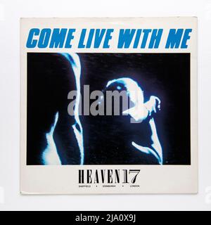 Couverture d'image de la version simple de 12 pouces de Come Live with Me par Heaven 17, qui a été publié en 1983. Banque D'Images