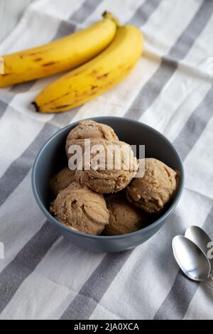 Crème glacée Banana au beurre de cacahuète maison dans un bol, vue latérale. Banque D'Images