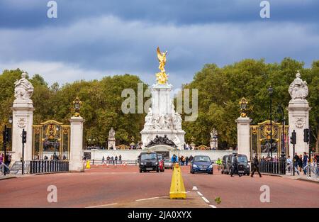 Londres, Royaume-Uni - 28 octobre 2012 : portes du Victoria Memorial et de Buckingham Palace Memorial Gardens, vue depuis Spur Road Banque D'Images