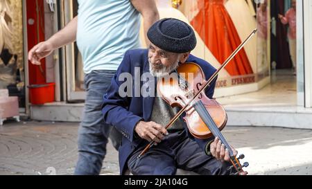 Izmir, Turquie. 24th mai 2022. Un violoniste ancien et sans-abri joue son violon dans la rue et demande des almes à Konak, Izmir, Turquie le 24 mai 2022 (photo de ?dil Toffolo/Pacific Press) crédit: Pacific Press Media production Corp./Alay Live News Banque D'Images