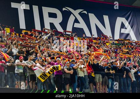 Tirana, Albanie. 25th mai 2022. La finale de la Ligue de la Conférence entre Roma et Feyenoord commence. Applaudissent dans les tribunes pour la finale. (Photo de Riccardo Fabi/Pacific Press) crédit: Pacific Press Media production Corp./Alay Live News Banque D'Images