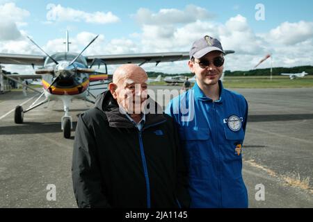 Toulouse, France, 26 mai 2022. François d'AGAY (L), neveu de Saint Exupéry, et Hugo de HALLEUX (R), son petit-fils, le seul pilote d'avion de la ligne familiale. 'Sur les traces du petit prince' est le titre du Rallye aéronautique 1st Toulouse (France) / Tarfaya (Cap Juby, Maroc), qui vient de quitter Toulouse le 26 mai 2022. La course est le petit frère du Rallye Toulouse / Saint-Louis-du-Sénégal, et est soutenue entre autres par la Fondation "Saint Exupéry pour la Jeunesse". Photo de Patrick Batard / ABACAPRESS.com Banque D'Images