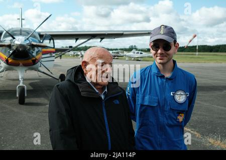 Toulouse, France, 26 mai 2022. François d'AGAY (L), neveu de Saint Exupéry, et Hugo de HALLEUX (R), son petit-fils, le seul pilote d'avion de la ligne familiale. 'Sur les traces du petit prince' est le titre du Rallye aéronautique 1st Toulouse (France) / Tarfaya (Cap Juby, Maroc), qui vient de quitter Toulouse le 26 mai 2022. La course est le petit frère du Rallye Toulouse / Saint-Louis-du-Sénégal, et est soutenue entre autres par la Fondation "Saint Exupéry pour la Jeunesse". Photo de Patrick Batard / ABACAPRESS.com Banque D'Images