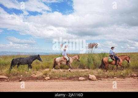 Gauchos à cheval sur la route de l'Altas Cumbres, Cordoue, Argentine. Banque D'Images