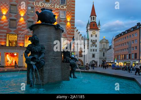 Munich, Allemagne - 04.07.2022: Fischbrunnen à Marienplatz Munich avec les gens et les altes Rathaus Banque D'Images