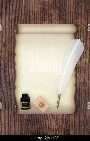 Rouleau parchemin à l'ancienne avec stylo plume blanc, bouteille d'encre et buvard. Pour la composition du manuscrit, du diplôme, du document et de la lettre. Sur rus Banque D'Images