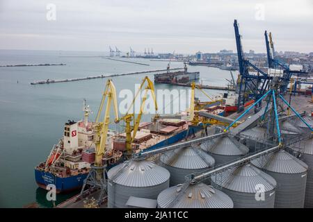 Terminaux de grain dans le port maritime d'Odessa Banque D'Images
