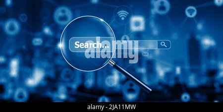 Loupe sur le réseau et les médias sociaux pour l'optimisation des moteurs de recherche et l'analyse Web. Recherche navigation Internet données information réseau Banque D'Images