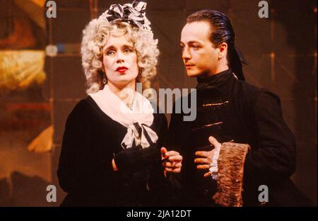 Celia Imrie (Louisa), Jimmy Chisholm (James Boswell) dans LE CIEL ET L'ENFER par Dusty Hughes au Royal court Theatre, Londres SW1 10/09/1981 a traverse Theatre Company conception de production: John Byrne éclairage: Colin Scott directeur: Richard Wilson Banque D'Images