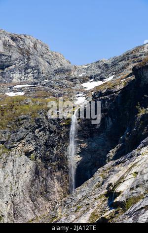 Cascade des montagnes, près du glacier de Kjenndal. Norvège Banque D'Images