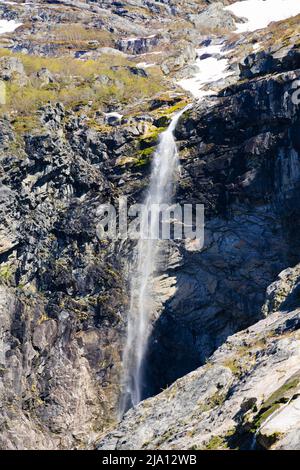 Cascade des montagnes, près du glacier de Kjenndal. Norvège Banque D'Images