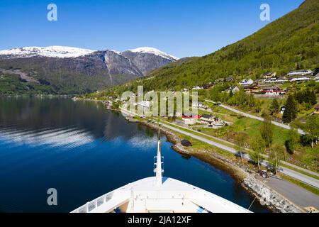 Vue sur l'arc du navire de croisière P&O MS Iona, amarré à Olden, en Norvège Banque D'Images