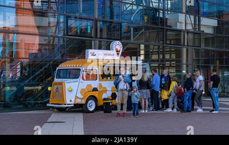 Une photo des gens qui font la queue pour de la glace à côté de son camion, en Pologne. Banque D'Images