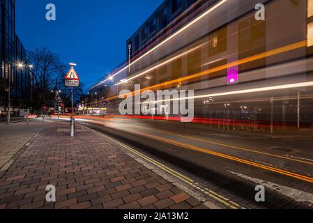 Centre-ville de Portsmouth la nuit avec le premier Inn et les sentiers de lumière. Banque D'Images