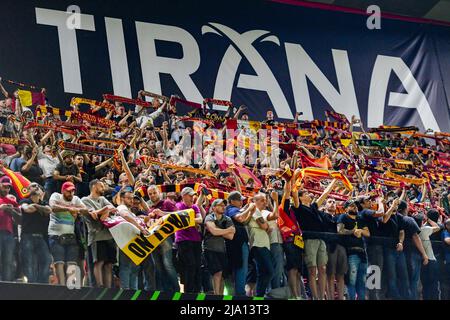 Tirana, Albanie. 25th mai 2022. La finale de la Ligue de la Conférence entre Roma et Feyenoord commence. Applaudissent dans les tribunes pour la finale. (Credit image: © Riccardo Fabi/Pacific Press via ZUMA Press Wire) Banque D'Images