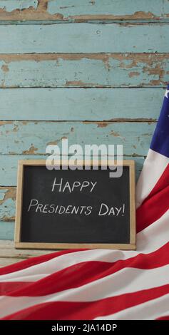 Image verticale du texte du jour des présidents heureux sur tableau noir avec drapeau américain contre tableaux peints Banque D'Images