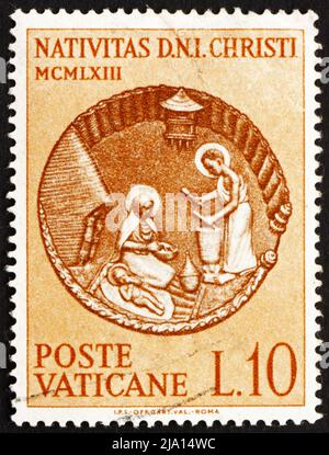 VATICAN - VERS 1963 : un timbre imprimé au Vatican montre la scène de la Nativité africaine, sculpture de l'artiste burundais Andreas Bukuru, vers 1963 Banque D'Images