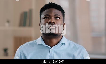 Portrait de bouleversé frustré africain américain homme mis les mains sur le front fatigué jeune homme d'affaires homme déçu perdre problème Banque D'Images