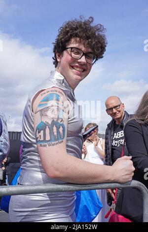 Fans à l'ABBA Arena, parc olympique Queen Elizabeth, à l'est de Londres, avant le lancement du concert numérique Abba Voyage. Date de la photo: Jeudi 26 mai 2022. Banque D'Images