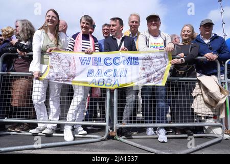 Fans à l'ABBA Arena, parc olympique Queen Elizabeth, à l'est de Londres, avant le lancement du concert numérique Abba Voyage. Date de la photo: Jeudi 26 mai 2022. Banque D'Images