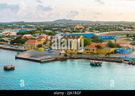 Bonaire, port de croisière de Kralendijk et fort historique. Banque D'Images