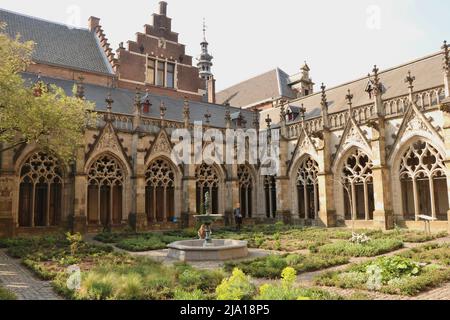 La cour de Pandhof, jardin du monastère de la Tour de la Cathédrale à Domplein à Utrecht, pays-Bas Banque D'Images
