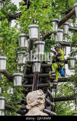 Londres, Royaume-Uni. 26th mai 2022. On peut voir les ouvriers vers le sommet de l'arbre - la sculpture de 21 mètres « arbre des arbres », qui comprend 350 arbres indigènes britanniques, apporte sa touche finale à l'extérieur de Buckingham Palace, en tant que pièce maîtresse des célébrations du week-end du Jubilé de platine de la Reine en juin. Conçue par Heatherwick Studio, la sculpture reflète la joyeuse plantation d'arbres Jubilé dans le cadre de la Reine Green Canopy (QGC). Préparatifs pour la célébration du Jubilé de platine de HM la Reine Elizabeth. Crédit : Guy Bell/Alay Live News Banque D'Images