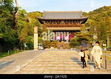 Japon. Kyoto. Femme habillée de kimono traditionnel à Chion dans le temple Banque D'Images