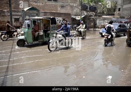 Rawalpindi, Pakistan, 26 mai 2022. Route inondée par le débordement de l'eau d'égout créant des problèmes pour les navetteurs, montrant la négligence des autorités concernées, sur la route de Risala à Hyderabad le jeudi 26 mai 2022. Banque D'Images