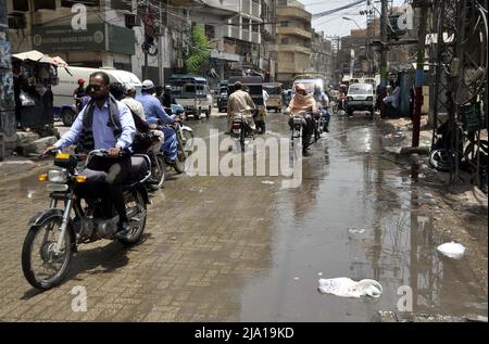 Rawalpindi, Pakistan, 26 mai 2022. Route inondée par le débordement de l'eau d'égout créant des problèmes pour les navetteurs, montrant la négligence des autorités concernées, sur la route de Risala à Hyderabad le jeudi 26 mai 2022. Banque D'Images