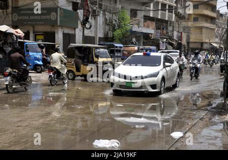 Rawalpindi, Pakistan, 26 mai 2022. Route inondée par le débordement de l'eau d'égout créant des problèmes pour les navetteurs, montrant la négligence des autorités concernées, sur la route de Risala à Hyderabad le jeudi 26 mai 2022. Banque D'Images