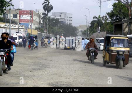 Rawalpindi, Pakistan, 26 mai 2022. Les navetteurs sont confrontés à des désagréments en raison de l'état de la route, car la lenteur des travaux de construction crée des problèmes pour les résidents et ils exigent au département concerné de terminer le travail Dès que possible, situé à proximité de l'hôpital Jinnah à Karachi le jeudi 26 mai 2022. Banque D'Images