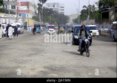 Rawalpindi, Pakistan, 26 mai 2022. Les navetteurs sont confrontés à des désagréments en raison de l'état de la route, car la lenteur des travaux de construction crée des problèmes pour les résidents et ils exigent au département concerné de terminer le travail Dès que possible, situé à proximité de l'hôpital Jinnah à Karachi le jeudi 26 mai 2022. Banque D'Images