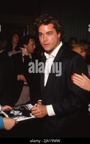 **PHOTO DE FICHIER** Ray Liotta est décédé. Ray Liotta Circa 1990 .Credit: Ralph Dominguez/MediaPunch Banque D'Images