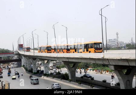 Rawalpindi, Pakistan, 26 mai 2022. Vue du service de bus Metro d'Orange Line fermée en raison d'une manifestation de protestation (Azadi long March) de Tehreek-e-Insaf (PTI) contre le gouvernement fédéral pour dissoudre les assemblées et annoncer les dates des élections, à Rawalpindi le jeudi 26 mai 2022. Banque D'Images