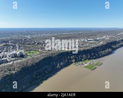 Vue aérienne de l'Hudson et du New Jersey avec ciel bleu Banque D'Images