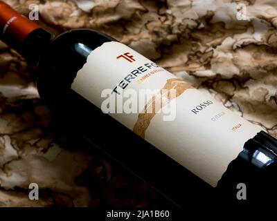 Vin rouge Terre Forti Radici d'Italia. Banque D'Images