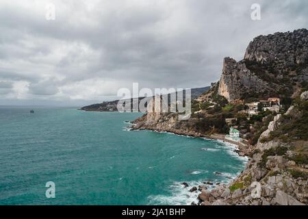 Paysage côtier avec le Mont Cat ou Koshka de la roche Diva le jour de temps nuageux au printemps. Simeiz, Crimée Banque D'Images