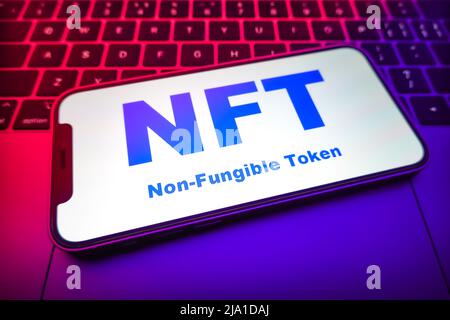 Dans cette illustration, un logo NFT (non fongible Token) s'affiche sur l'écran du smartphone. Banque D'Images