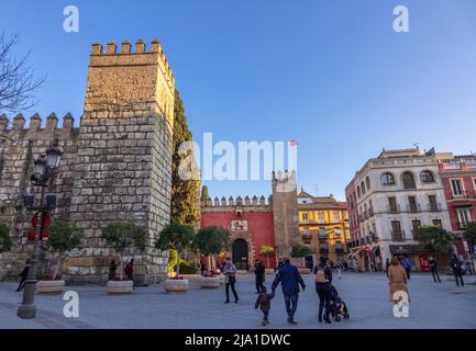 L'entrée principale dans l'Alcazar de Séville par la Puerta del León la porte du Lion attraction touristique à côté de la cathédrale de Séville Banque D'Images